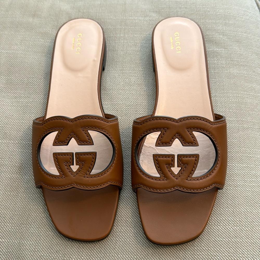 GUCCI WOMEN'S LEATHER SLIDE SANDAL WITH INTERLOCKING G